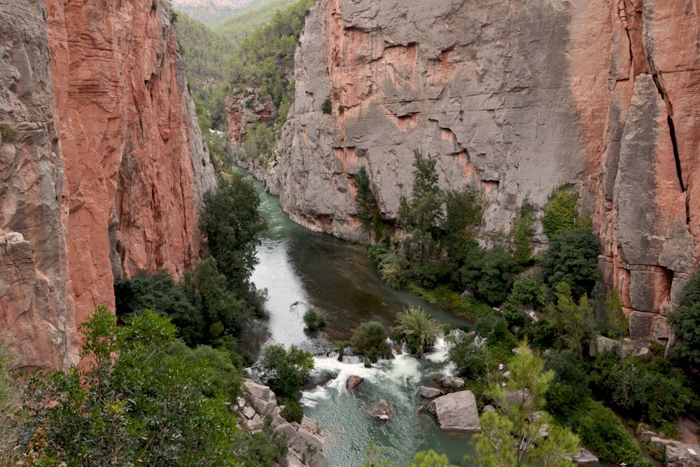 fiume tra le montagne rocciose marroni durante il giorno