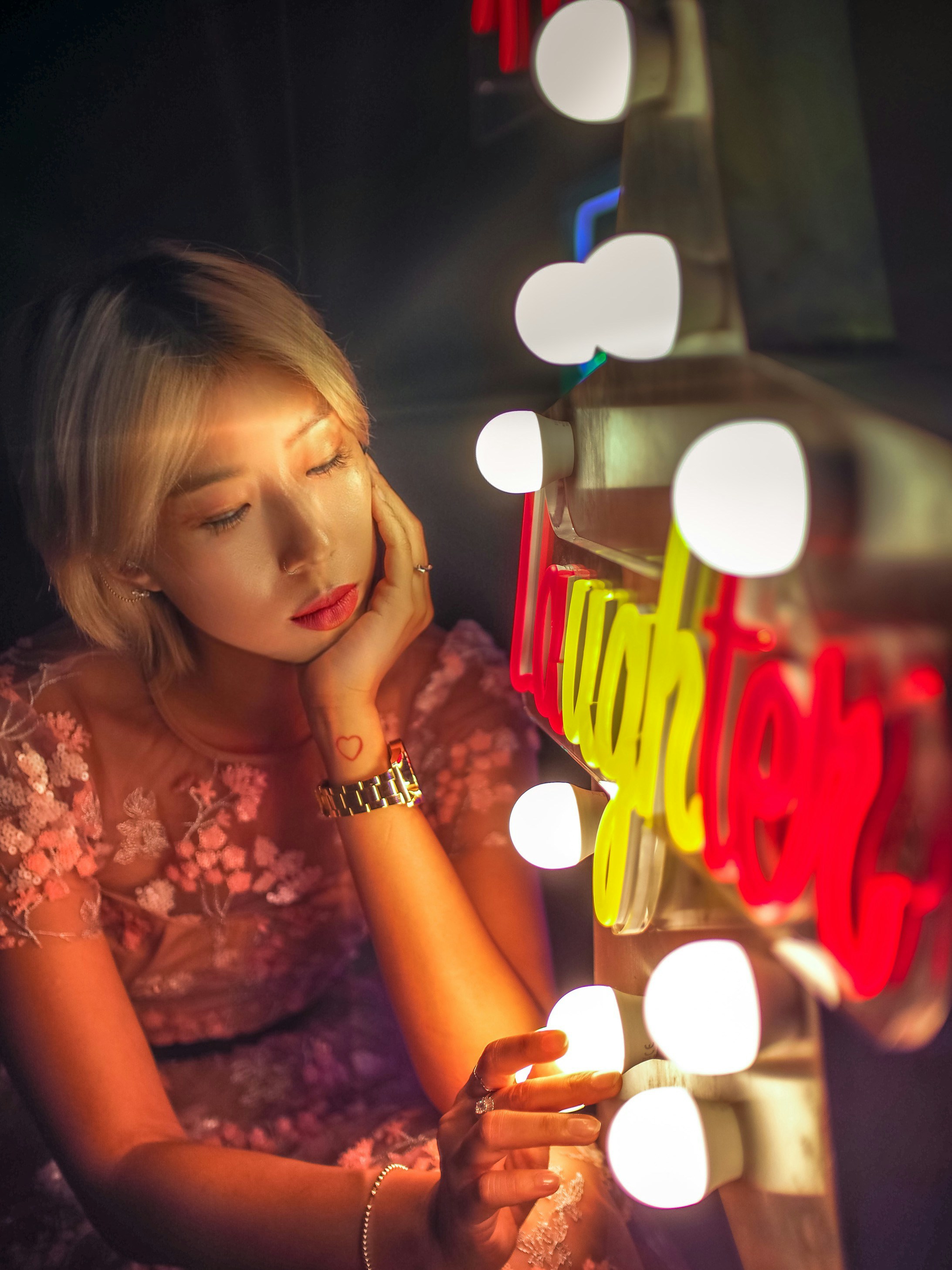 흰색과 분홍색 꽃 무늬 드레스를 입은 소녀