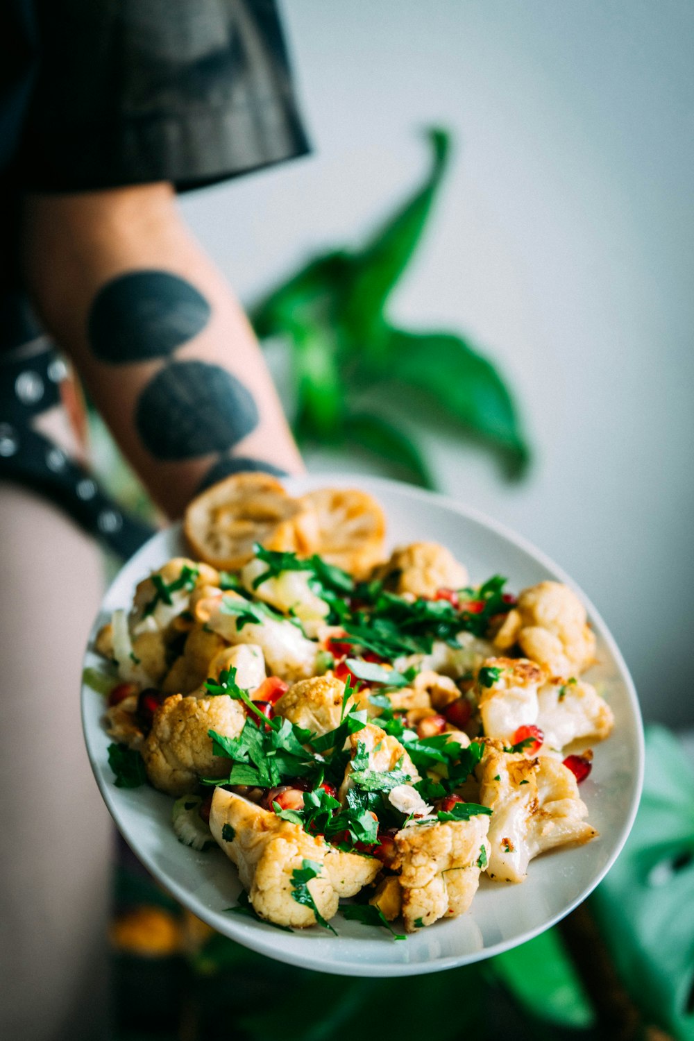 Plato de cerámica blanca con comida