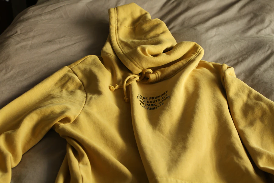 Detalle del gorro y el cordón de un hoodie amarillo