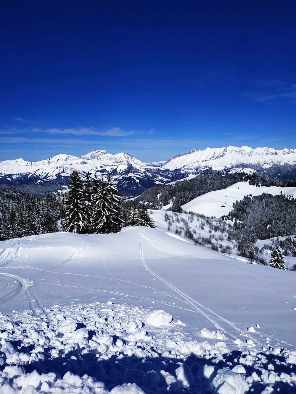 montagne enneigée sous ciel bleu pendant la journée