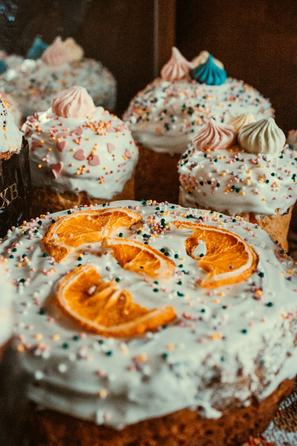 cupcakes blancs et bruns sur plateau noir