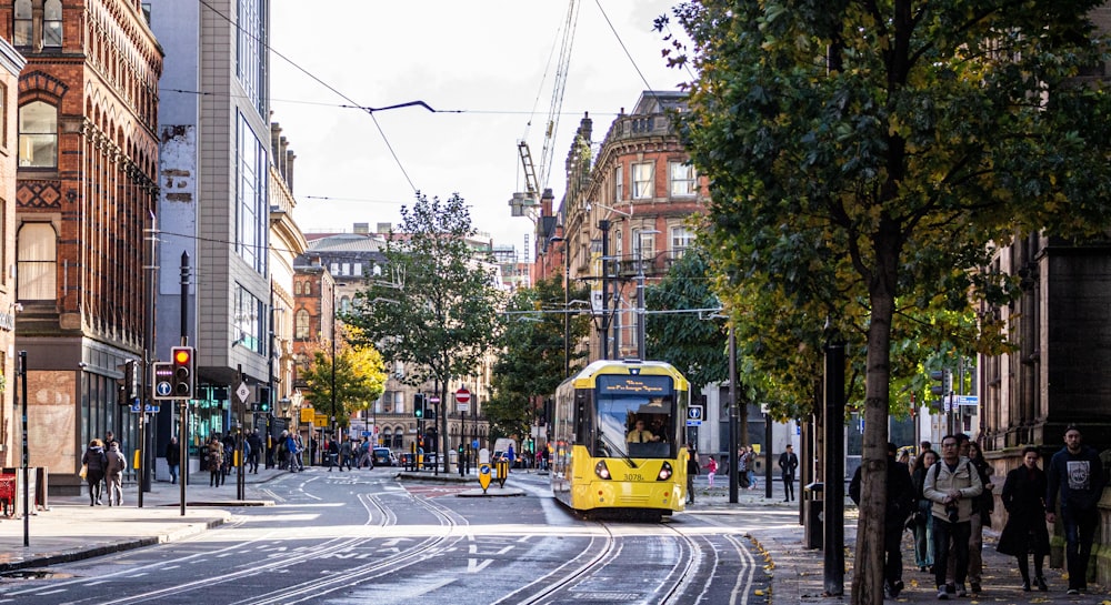 Tramway jaune et noir sur la route pendant la journée