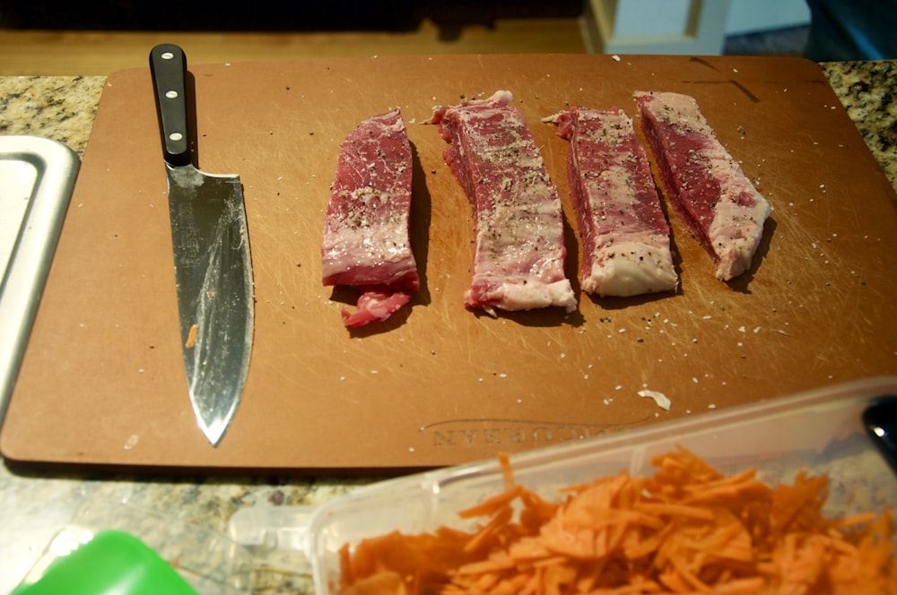 viande tranchée sur une planche à découper brune