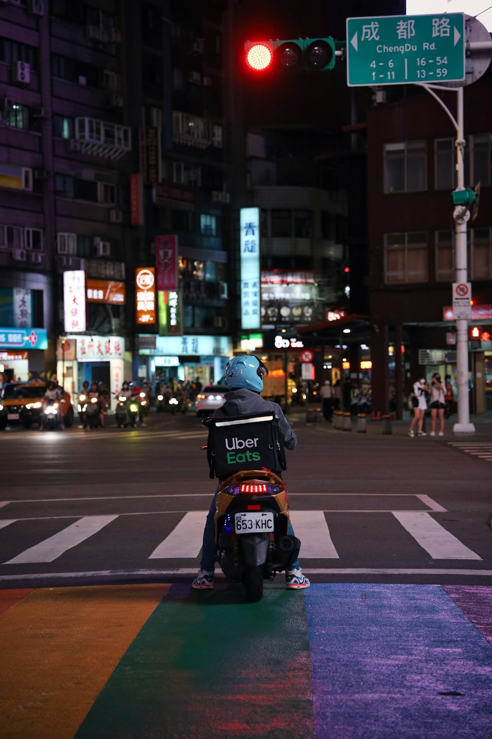 Foto homem de jaqueta preta e calças pretas vestindo mochila preta andando  na pista de pedestres durante a noite – Imagem de Asfalto grátis no Unsplash