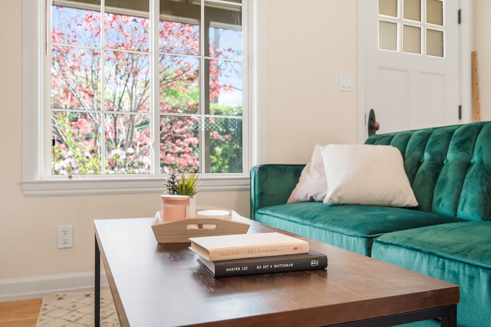 Table en bois marron avec des livres sur le dessus