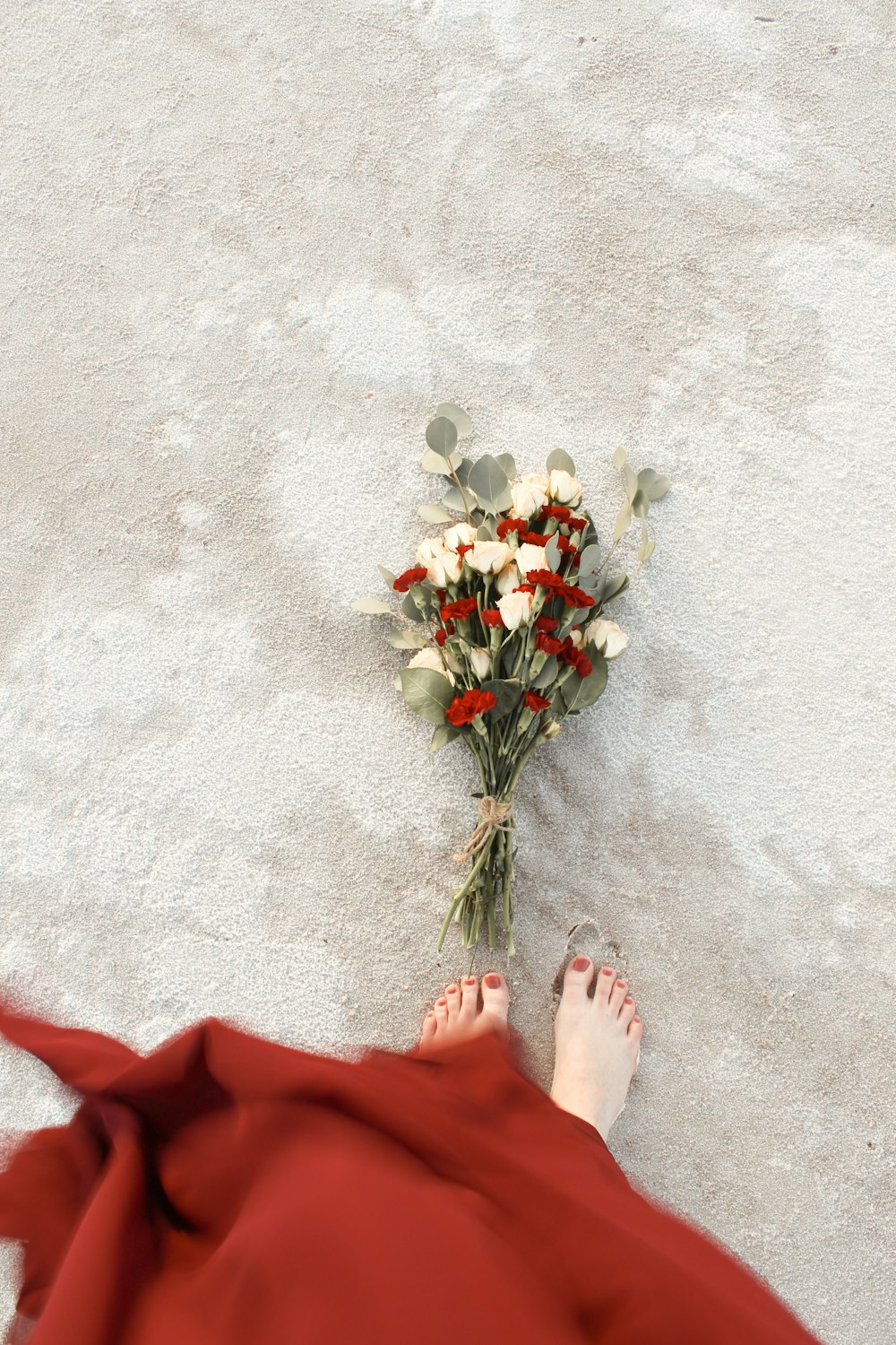 bouquet de fleurs blanches et rouges