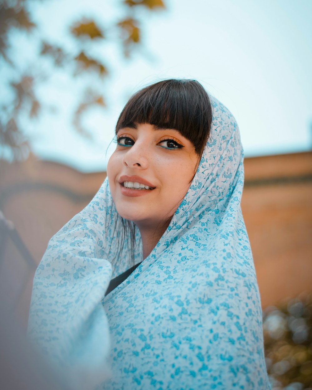 Frau im blau-weißen Hijab