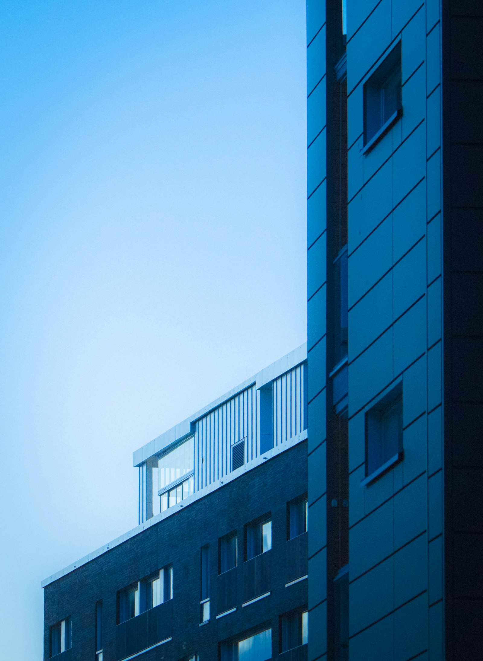 Canon EOS 750D (EOS Rebel T6i / EOS Kiss X8i) + Canon EF-S 55-250mm F4-5.6 IS STM sample photo. Blue concrete building under photography