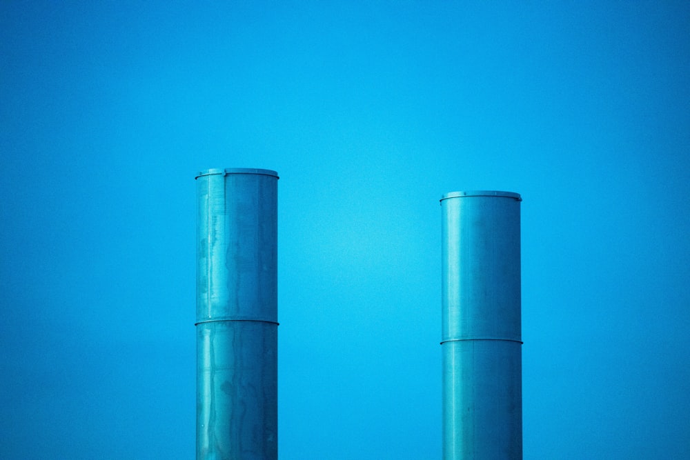 blaues Metallrohr auf blauem Himmel