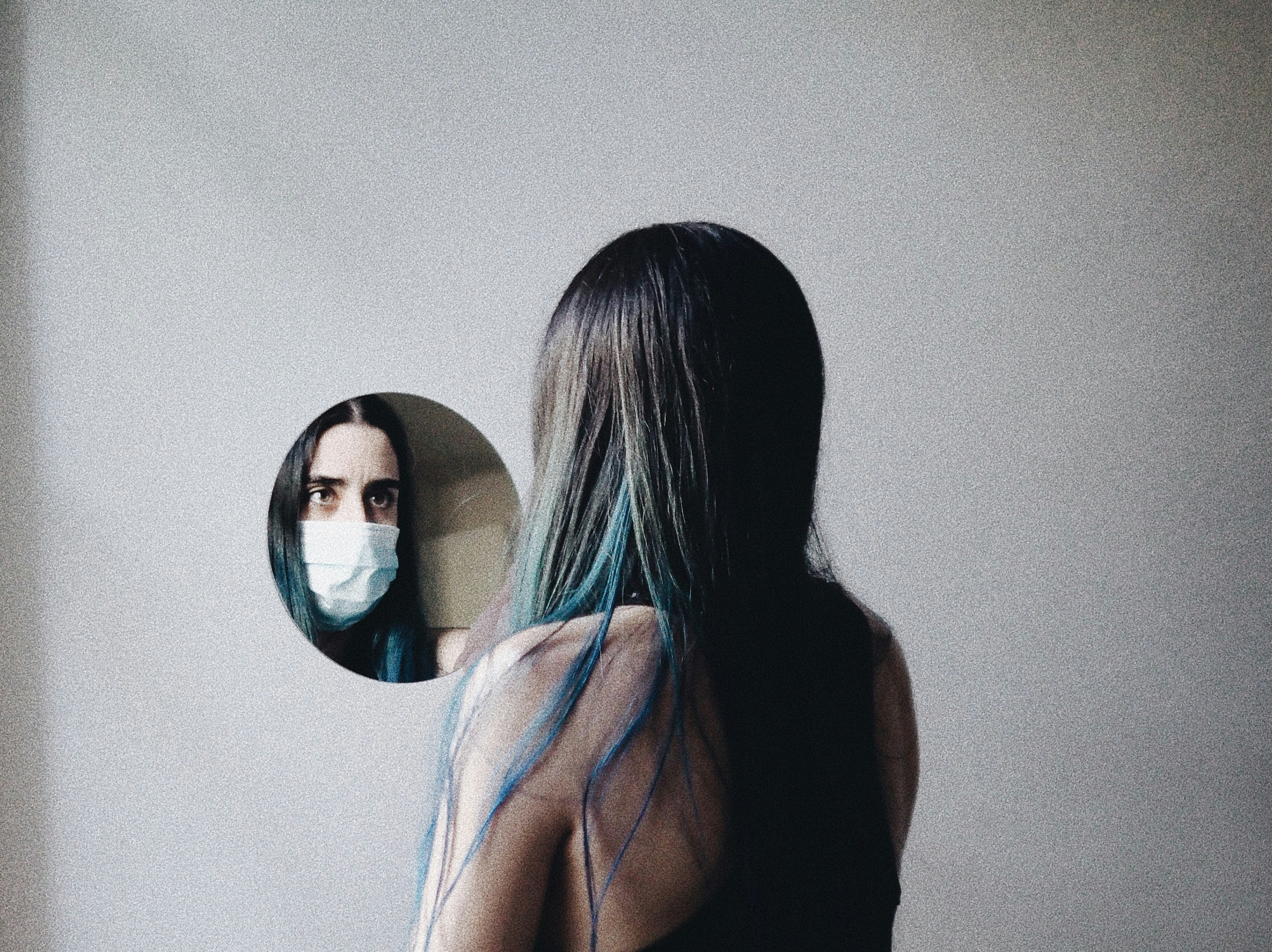 femme en débardeur noir