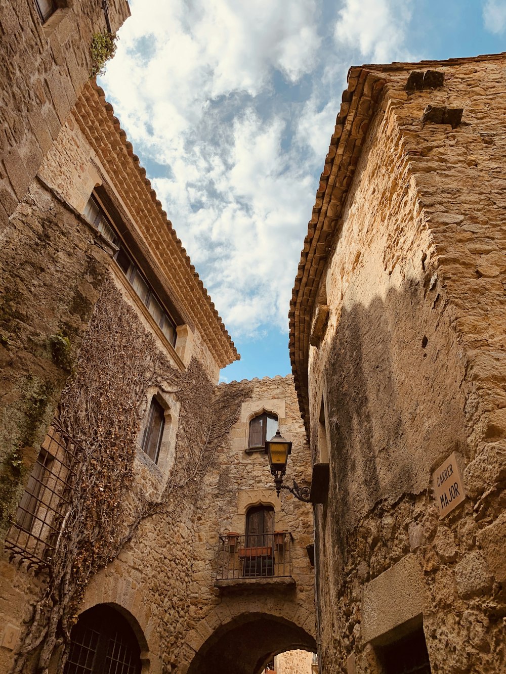 edificio in mattoni marroni sotto il cielo blu durante il giorno