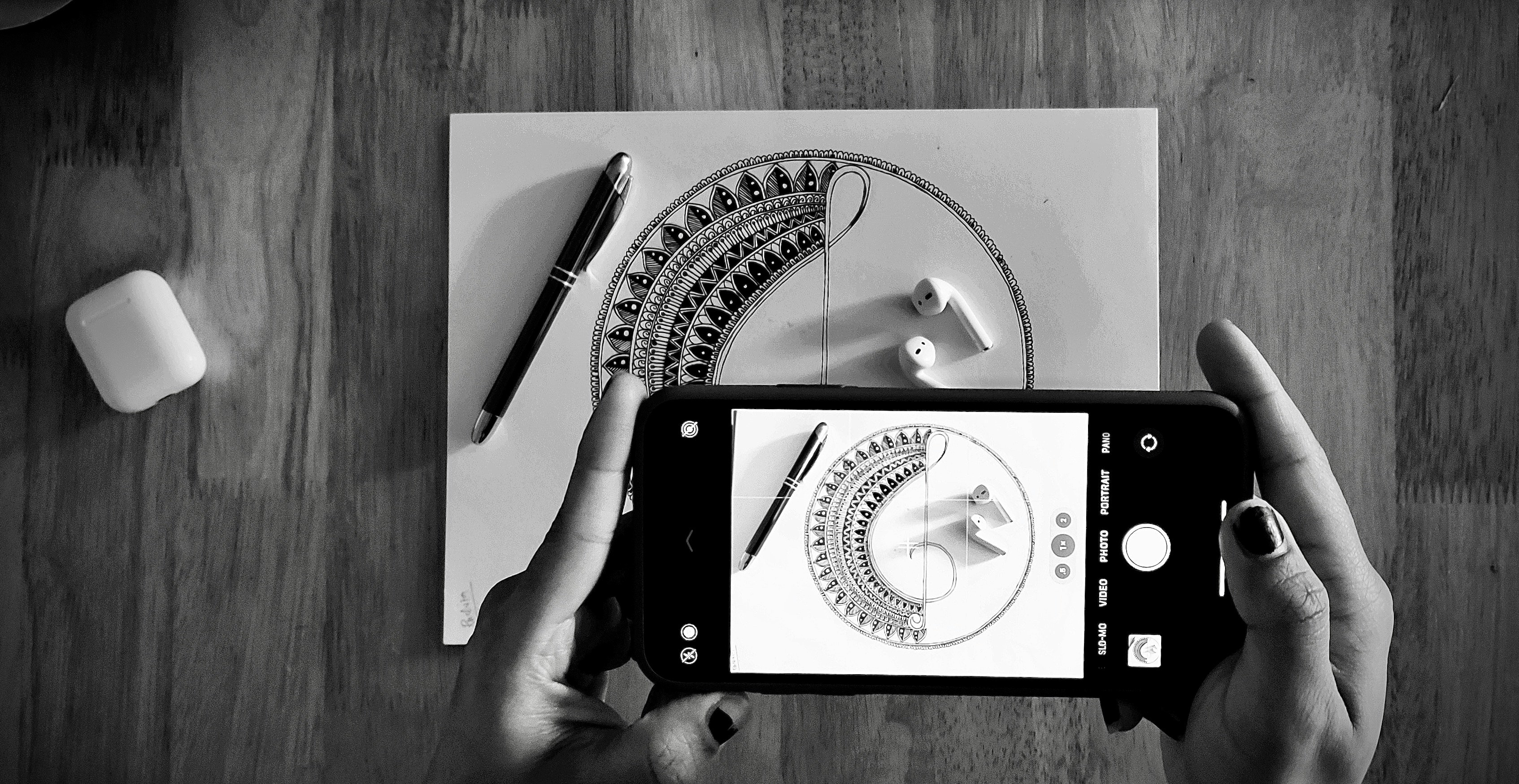 紙の書類をスマートフォンで撮影する手のイメージ