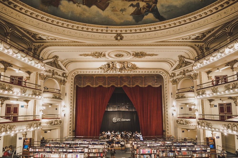 Sala de teatro roja y dorada