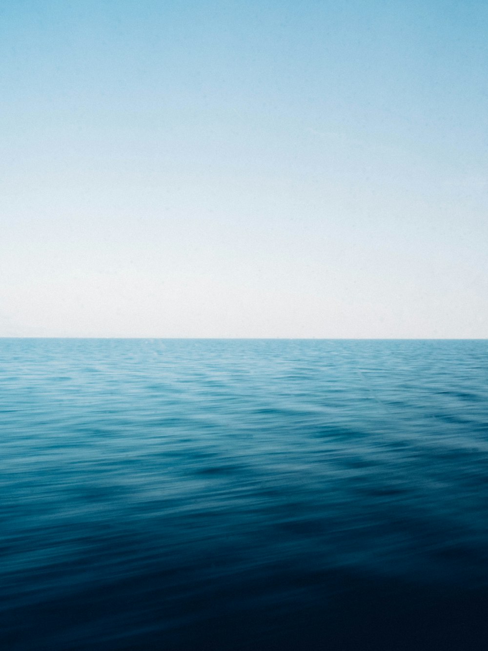 昼間の青空の下に青い海の写真 Unsplashで見つける青いの無料写真