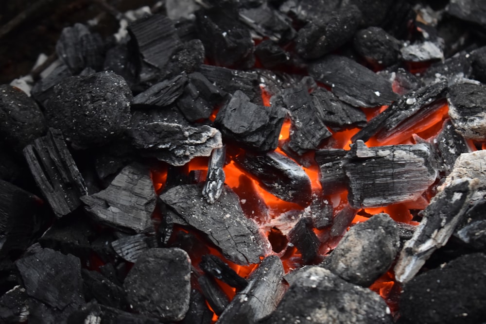 pierres noires et grises pendant la journée