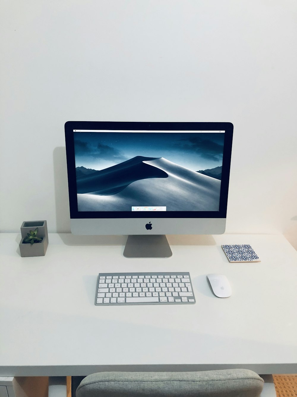 silver imac on white table