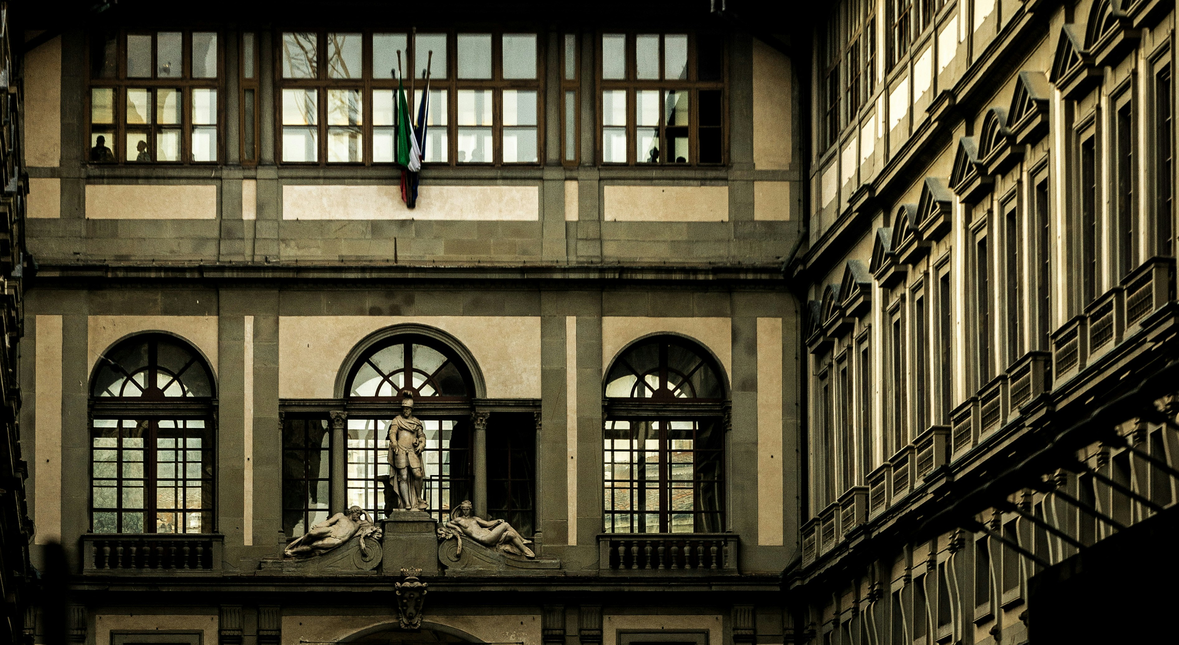 Edificio de hormigón gris con ventana
