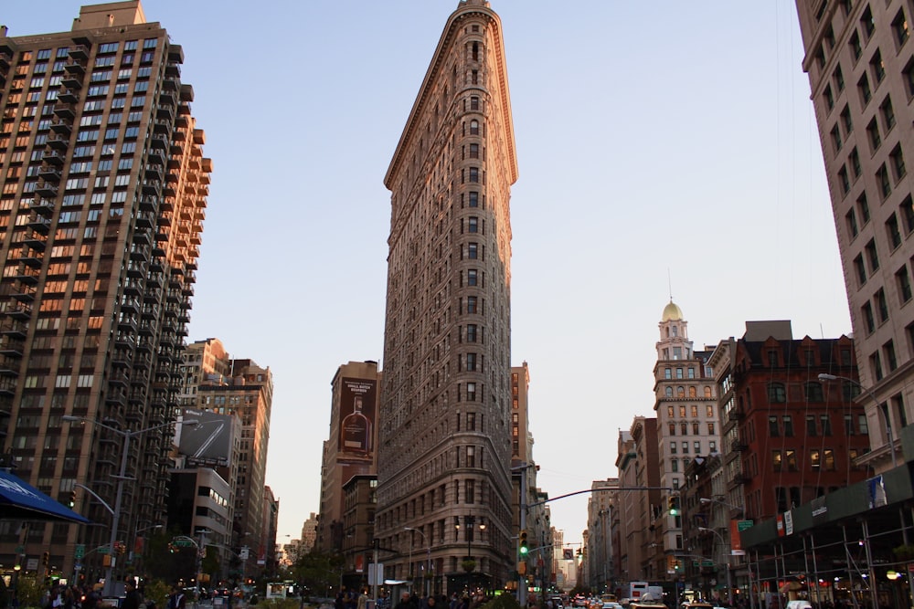 Edificio de hormigón marrón bajo el cielo azul durante el día