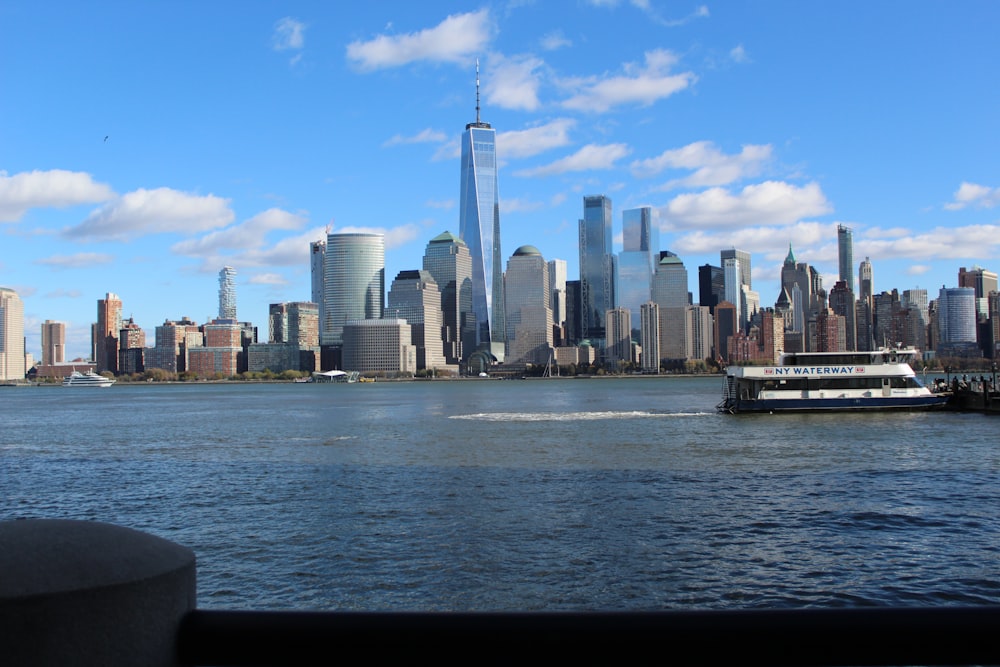 Skyline della città attraverso lo specchio d'acqua durante il giorno