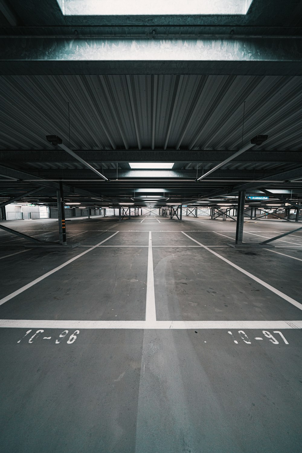 parcheggio grigio e bianco