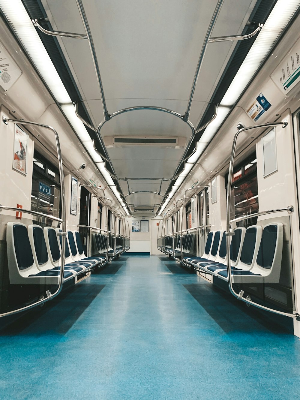 Interior del tren blanco y azul