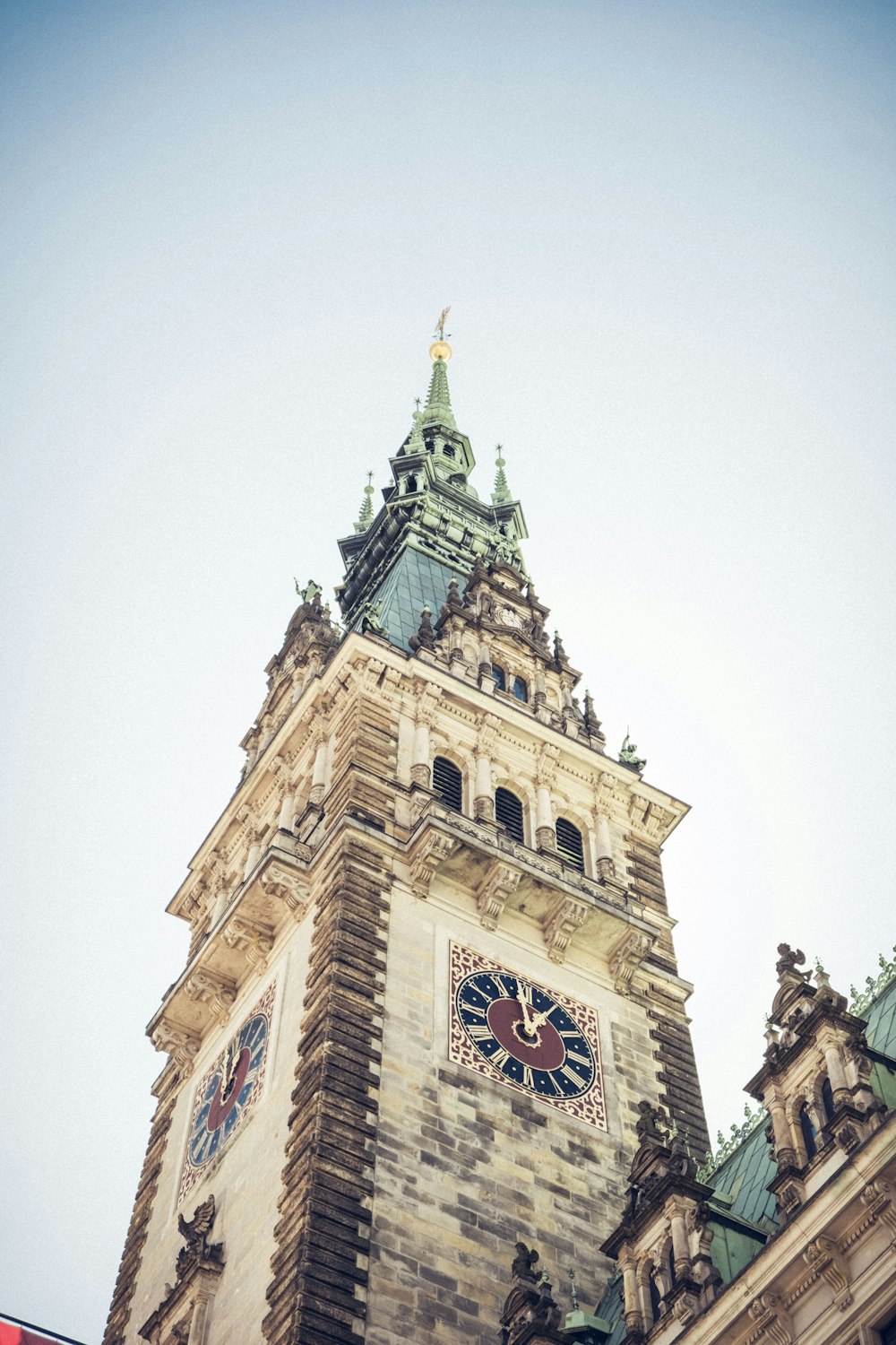 Reloj de torre de hormigón marrón y blanco