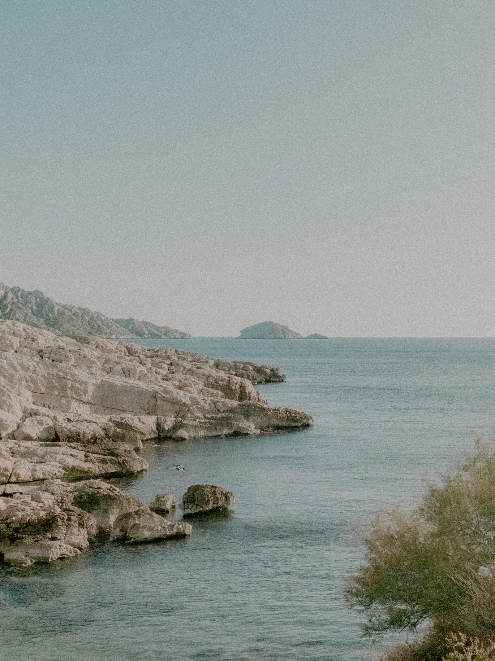 Semi-rigide naviguant au large de la presqu’île de Giens avec eau turquoise, criques rocheuses et pinède méditerranéenne près de Hyères