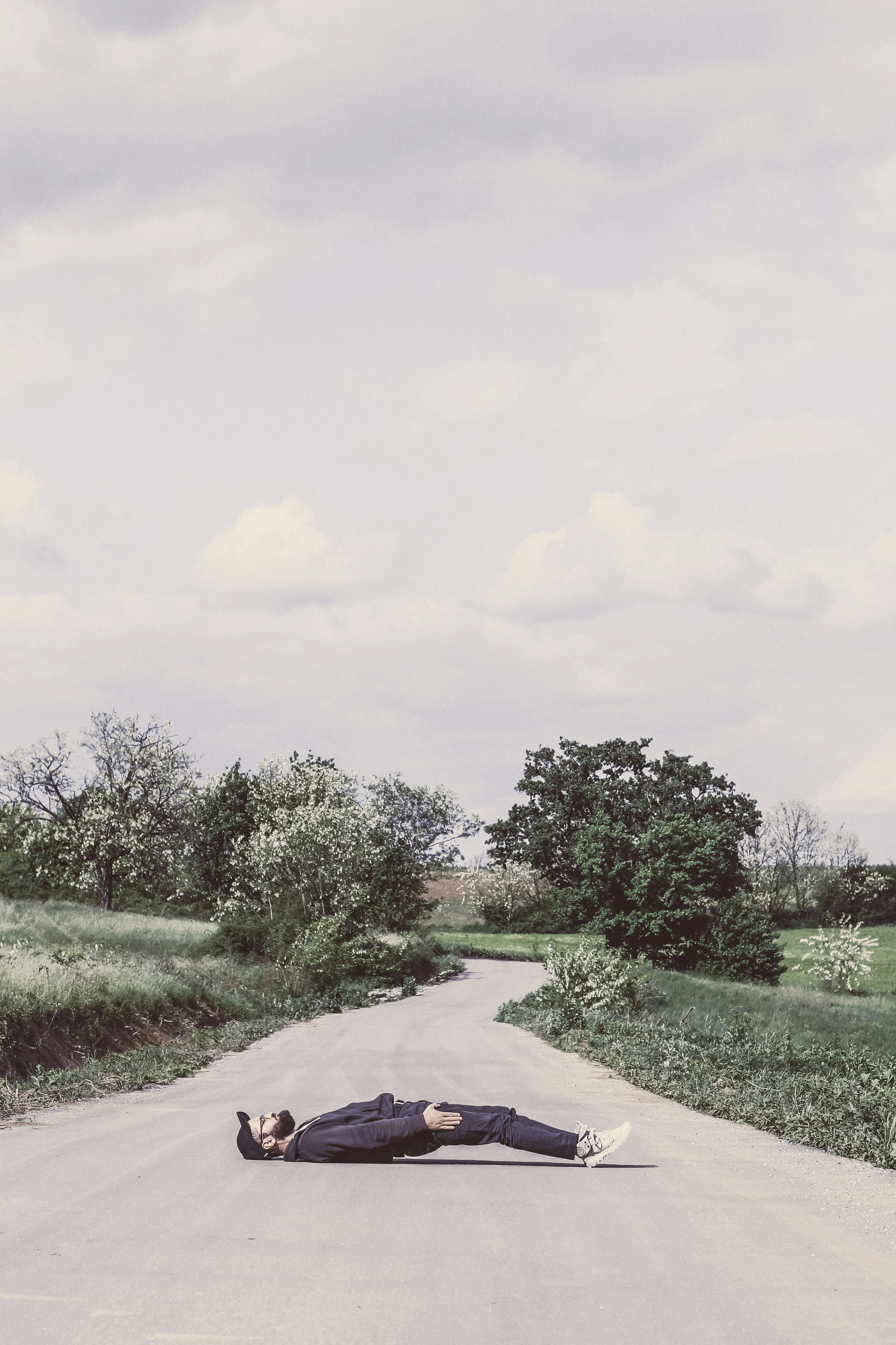Grünes Grasfeld und Bäume unter weißen Wolken tagsüber