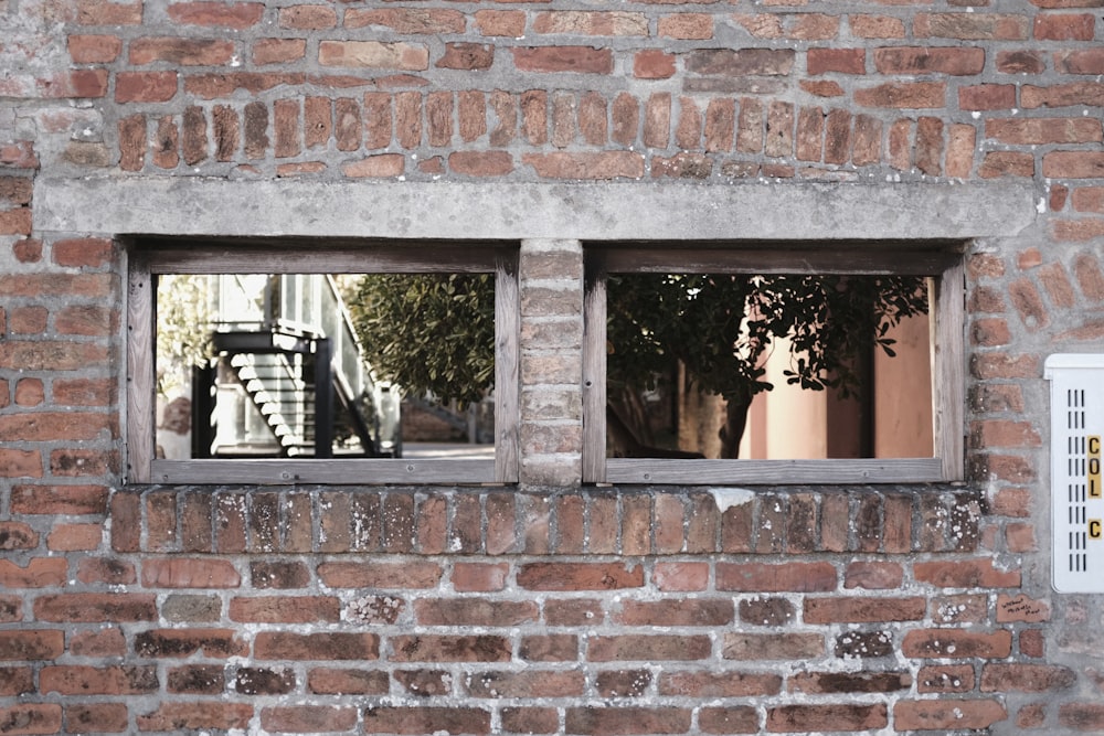 Mur de brique brune avec fenêtre encadrée noire