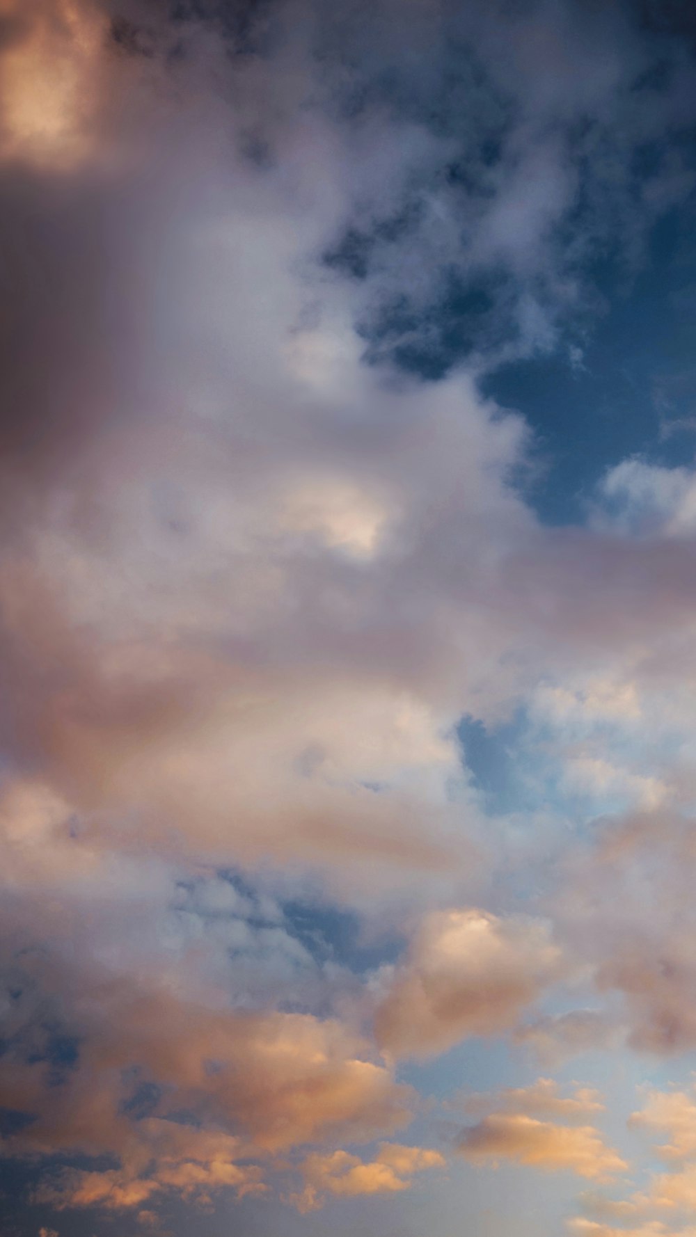 Nubes blancas y cielo azul durante el día