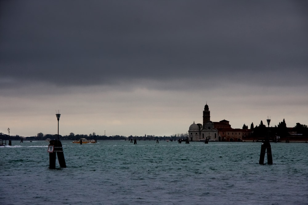 Boot auf See in der Nähe von Stadtgebäuden tagsüber