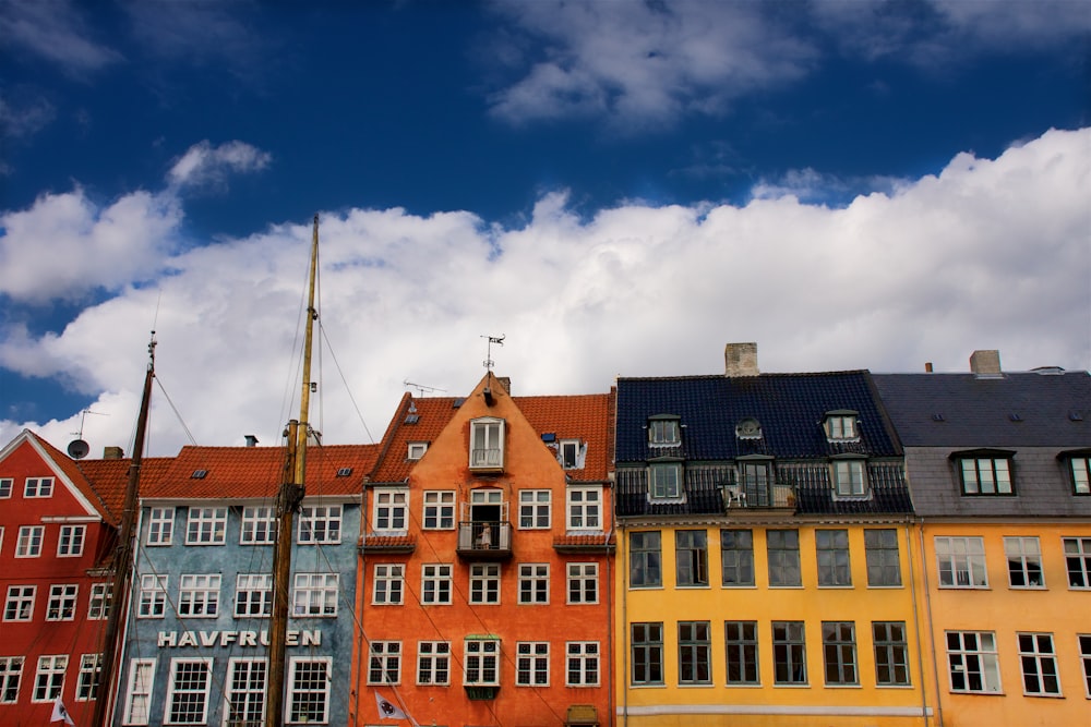 edifício de concreto laranja e preto sob o céu azul