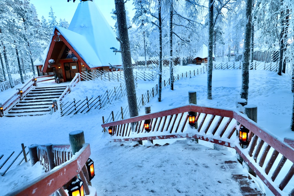 Banco de madera marrón en suelo cubierto de nieve