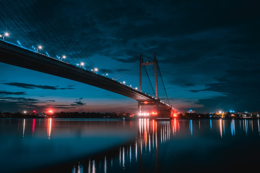 puente sobre el cuerpo de agua durante la noche