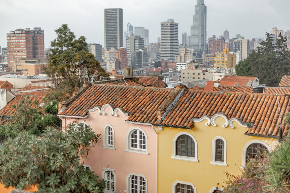 Edificios de hormigón marrón y blanco durante el día