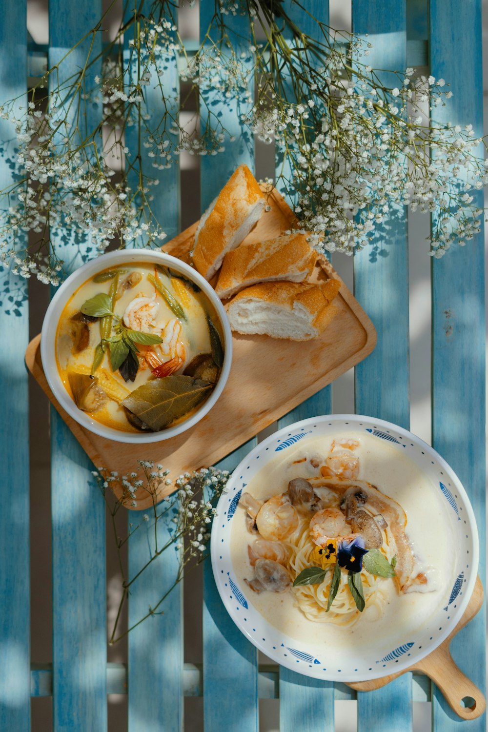 Assiette en céramique florale blanche et bleue avec de la nourriture