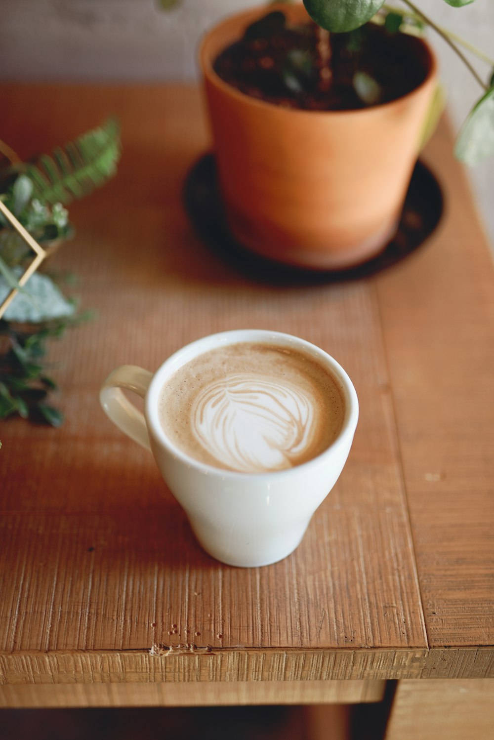 Tazza in ceramica bianca con liquido marrone