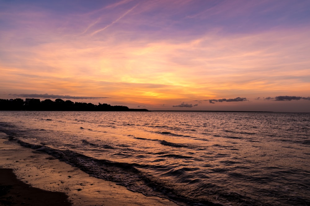 specchio d'acqua durante il tramonto