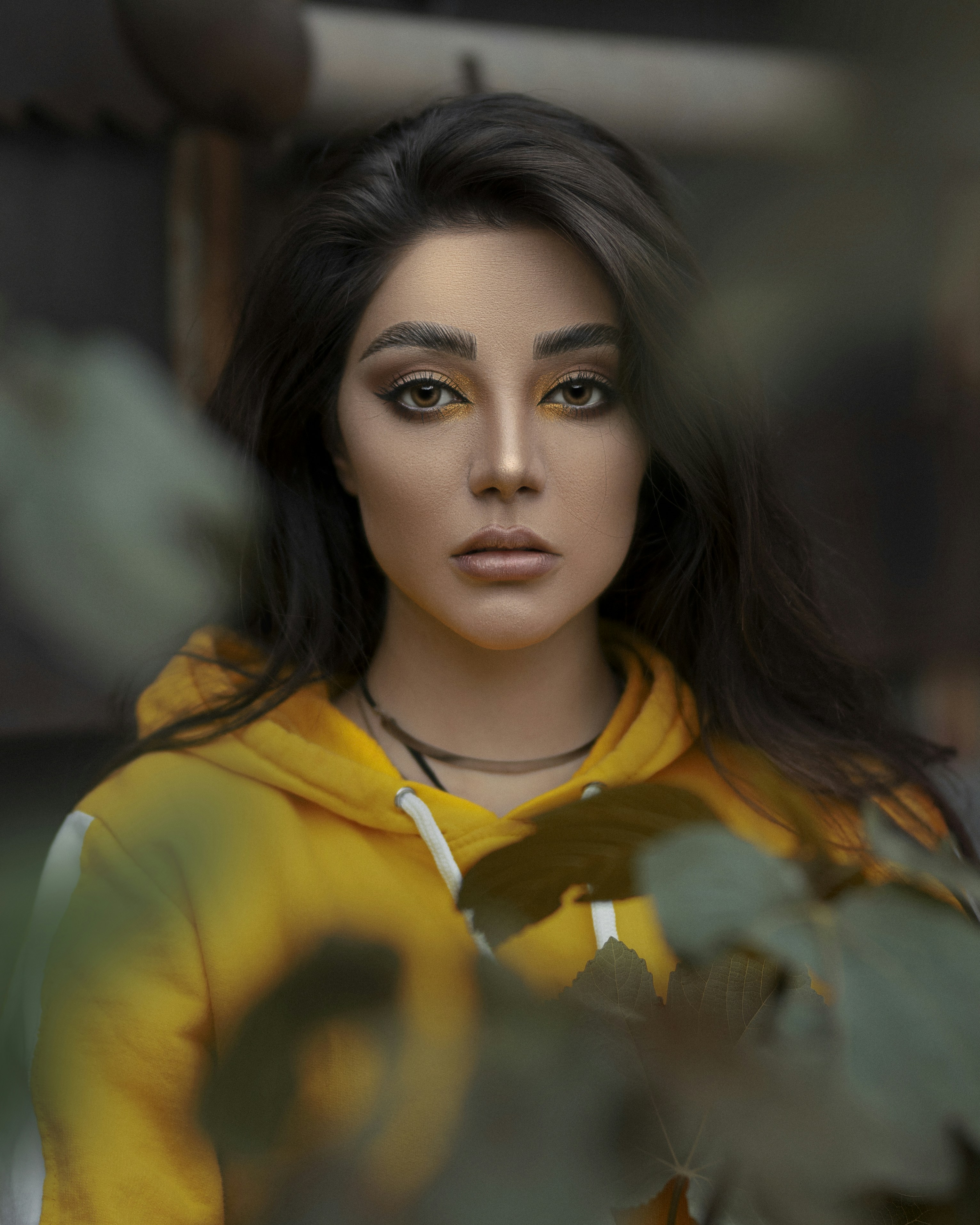 wanita berhoodie kuning dan biru