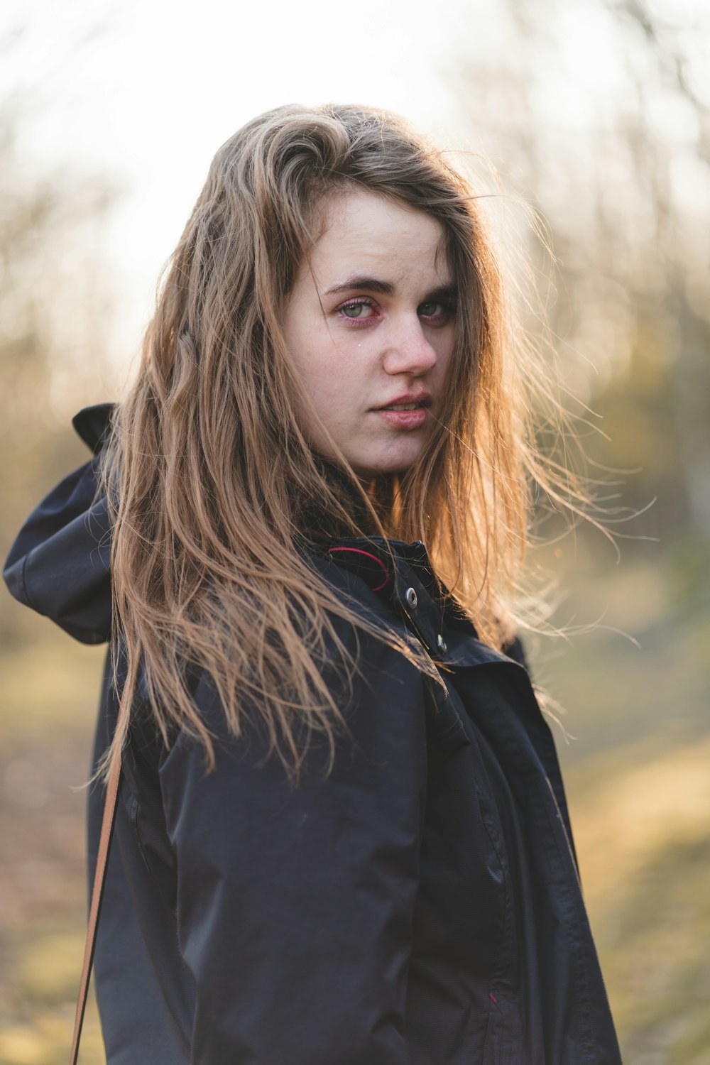 femme en veste noire debout pendant la journée