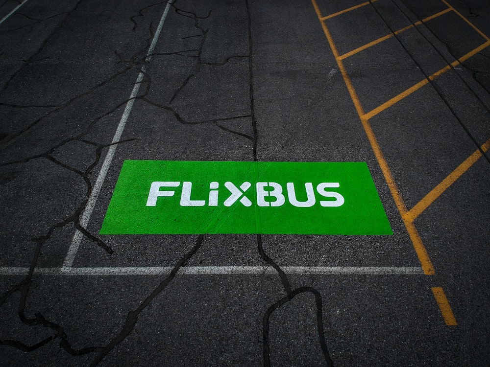 Ein grünes Schild mit der Aufschrift FlixBus