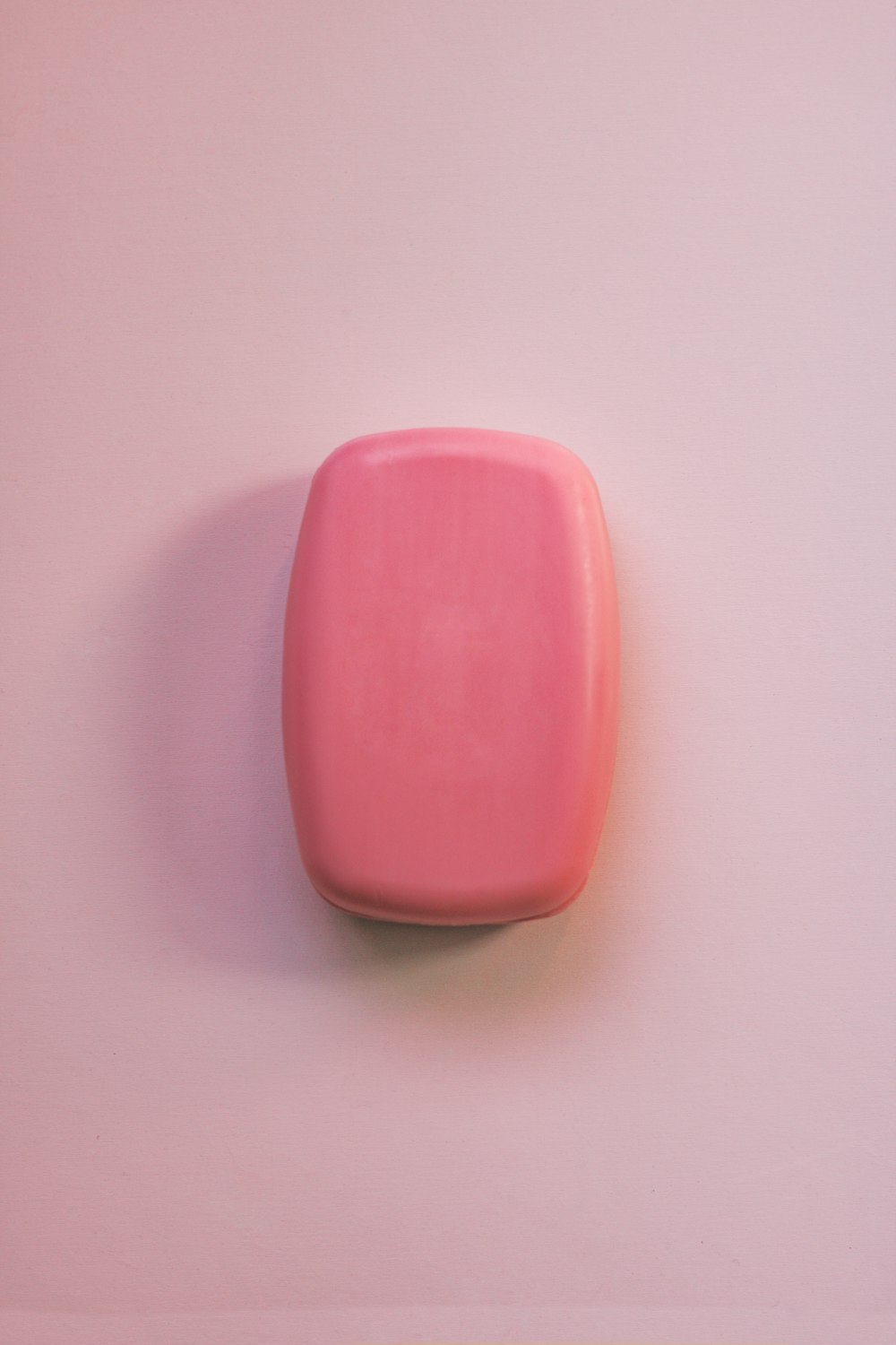 Custodia in plastica rosa su superficie bianca