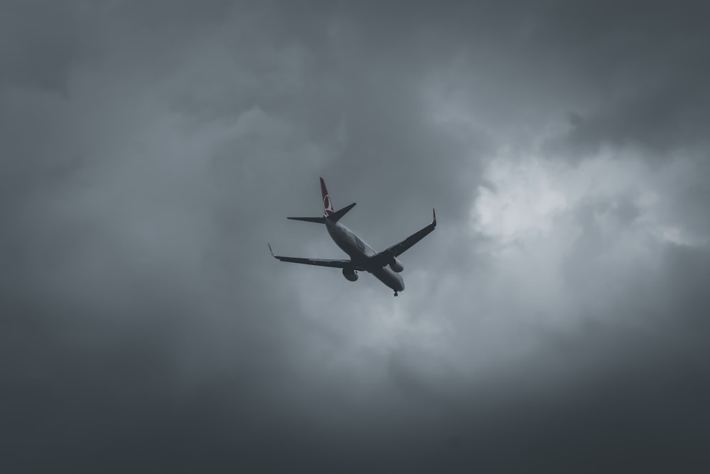 Avión volando en el cielo durante el día