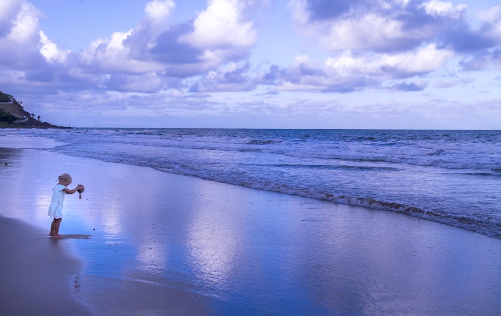 blaues Meer unter blauem Himmel und weiße Wolken tagsüber