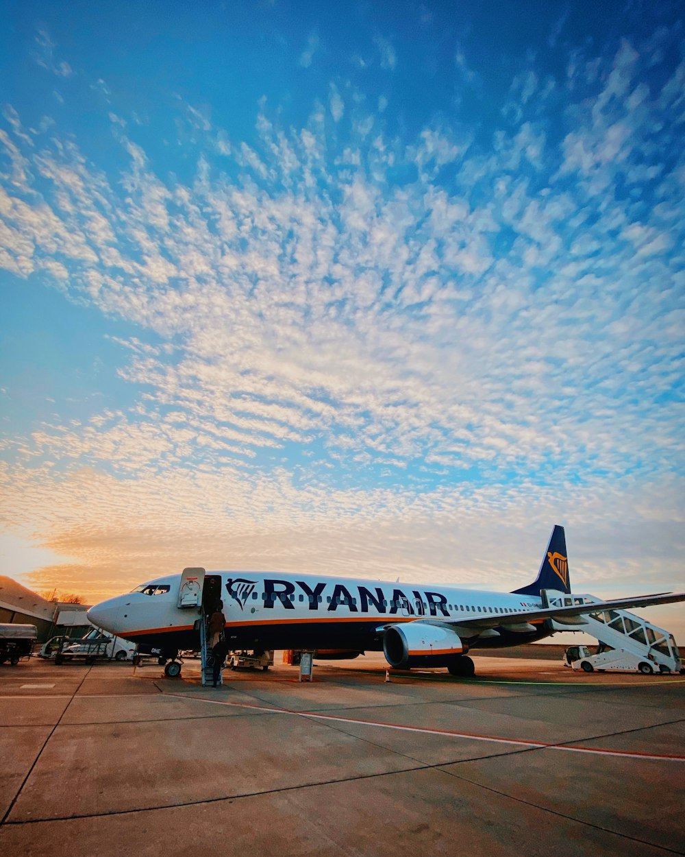 aereo passeggeri bianco e rosso sotto il cielo blu durante il giorno