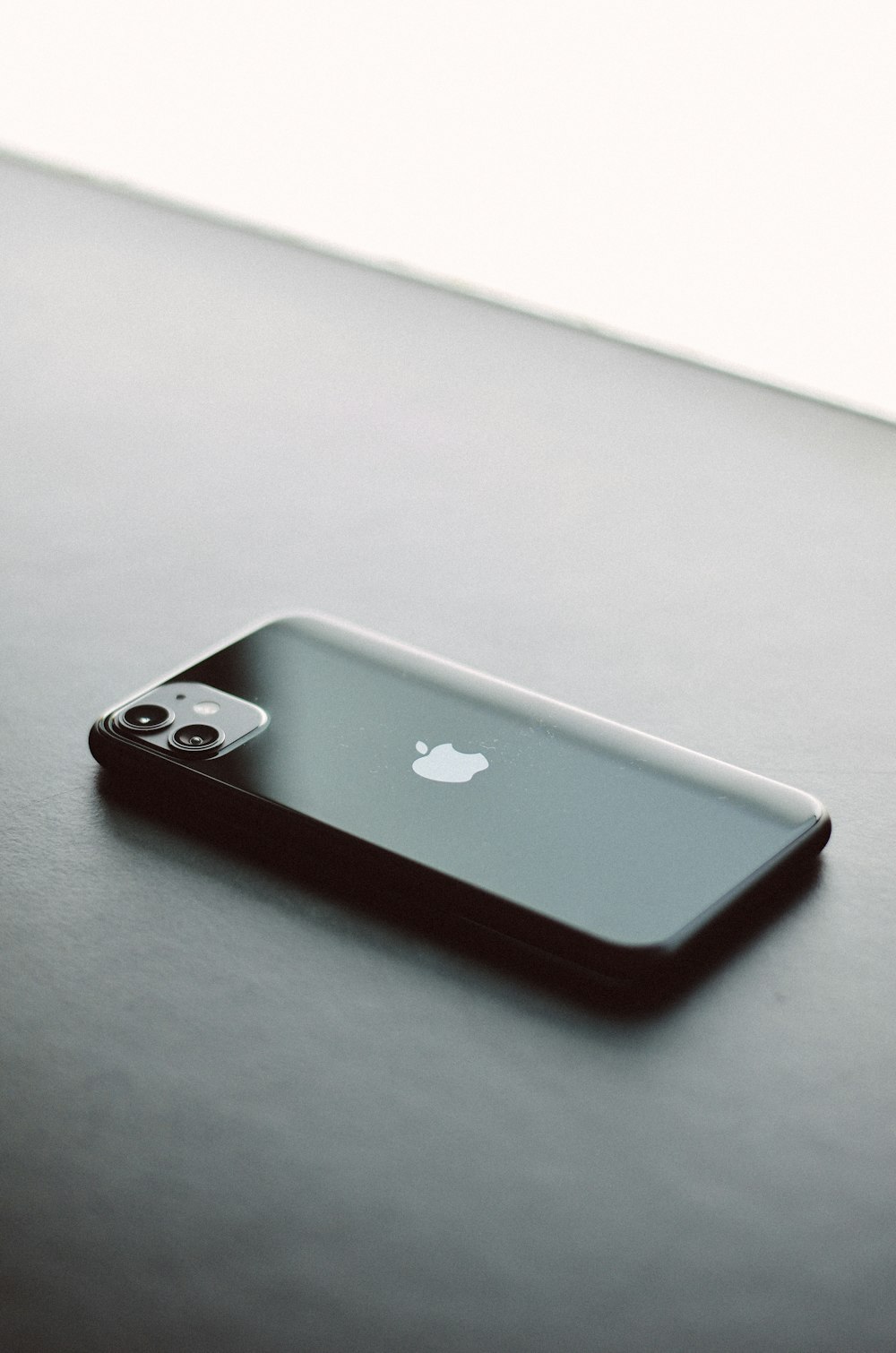 iPhone 6 argenté avec coque rouge