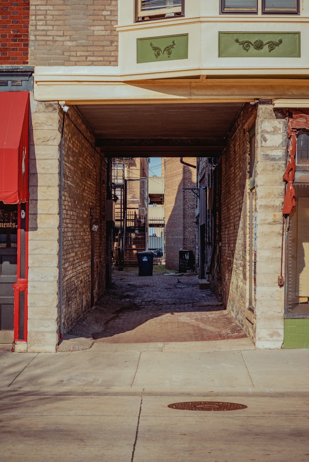 Bâtiment en brique brune avec porte rouge