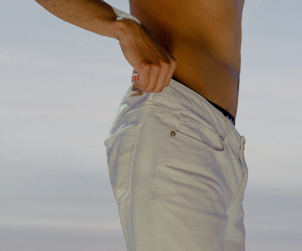 homme aux seins nus en short blanc