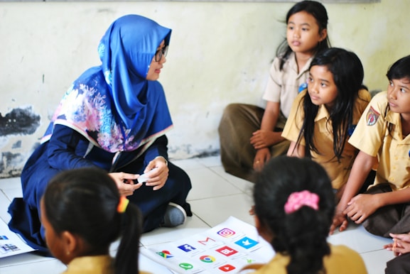 Woman using virtual teaching methods nonprofit teaching and tutoring English science math